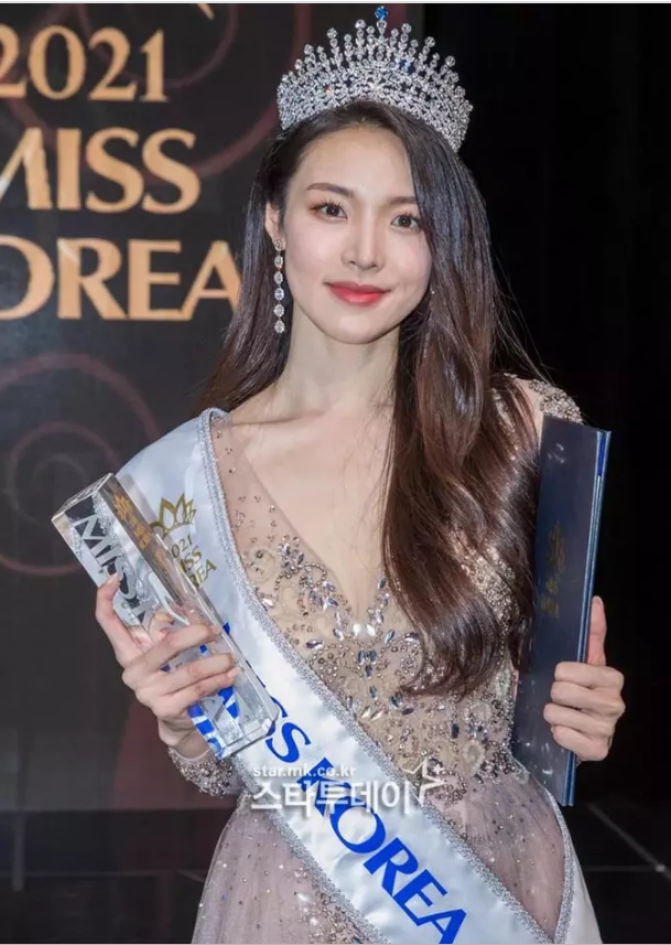 Nhan sắc Hoa hậu Trái Đất 2022 'tuột dốc không phanh'  sau khi cắt phăng mái tóc - Ảnh 2